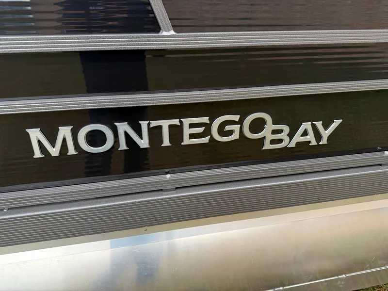 Slide: The Image of Montego Bay 150HP Quad Lounge 8522 Tritoon 2026 - 37