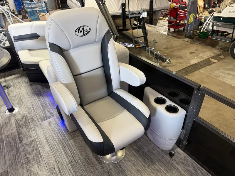 Slide: The Image of Montego Bay 150HP DL Quad Lounge 8522 Tritoon 2026 - 10