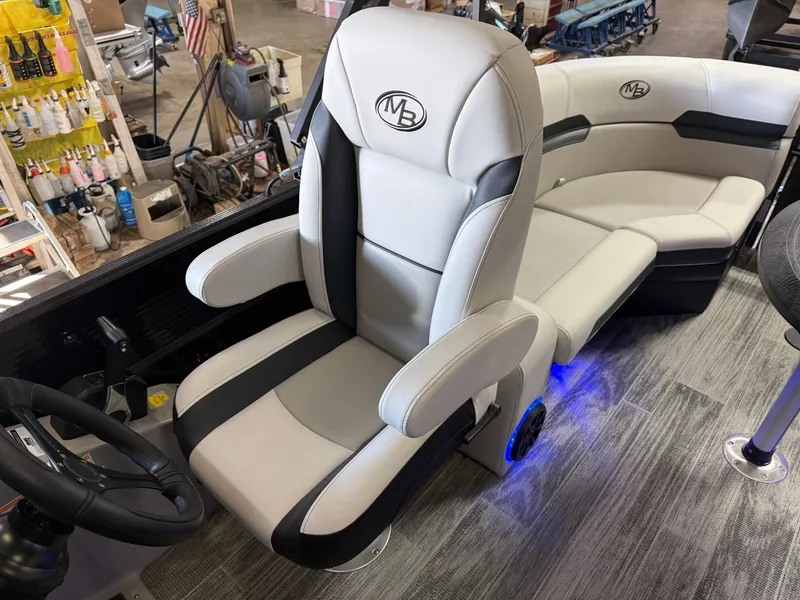 Slide: The Image of Montego Bay 150HP DL Quad Lounge 8522 Tritoon 2026 - 12