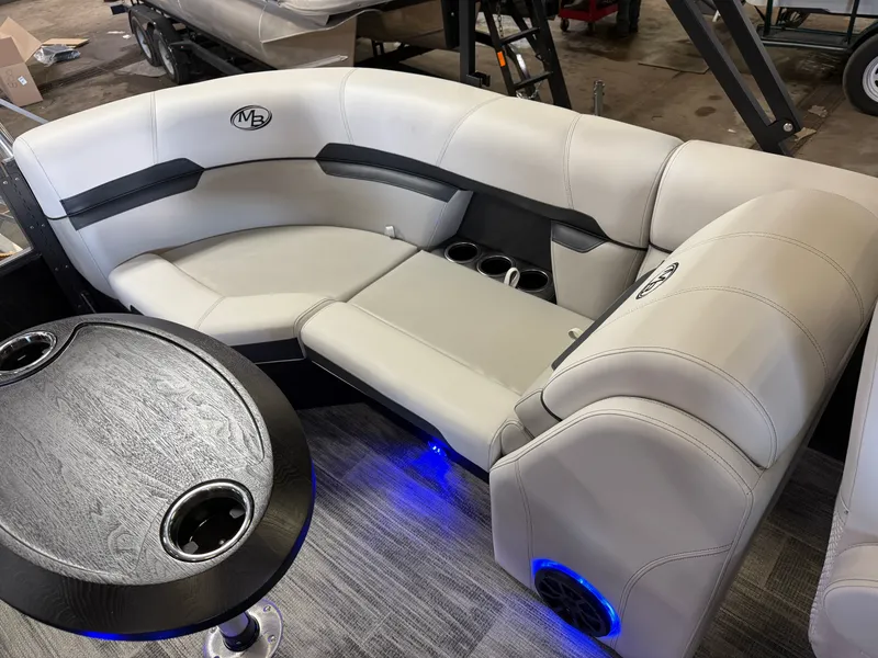 Slide: The Image of Montego Bay 150HP DL Quad Lounge 8522 Tritoon 2026 - 18