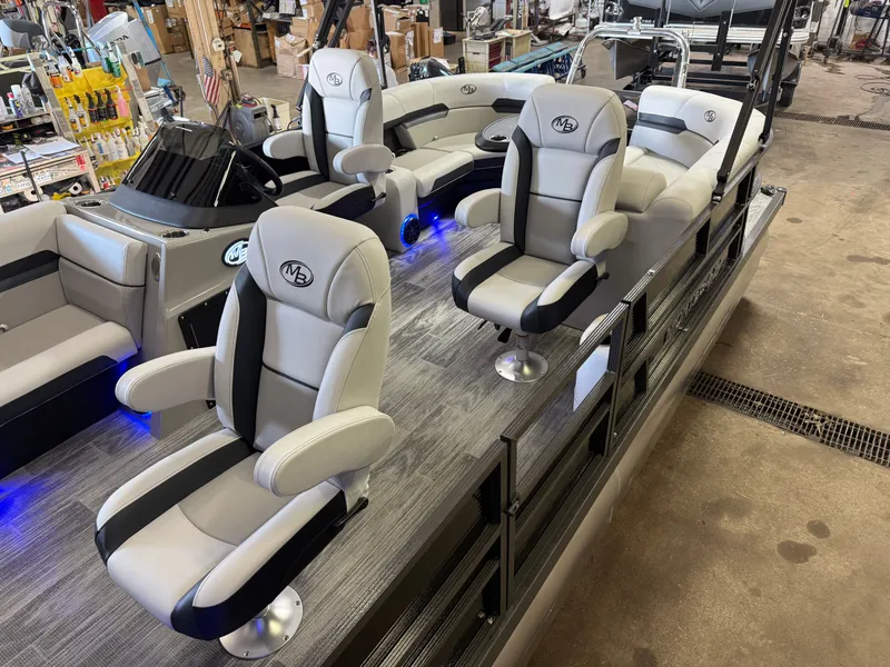 Slide: The Image of Montego Bay 150HP DL Quad Lounge 8522 Tritoon 2026 - 3