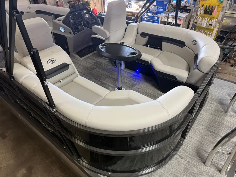 Slide: The Image of Montego Bay 150HP DL Quad Lounge 8522 Tritoon 2026 - 4