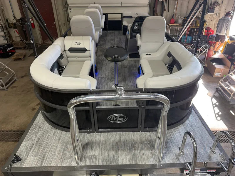 Slide: The Image of Montego Bay 150HP DL Quad Lounge 8522 Tritoon 2026 - 5