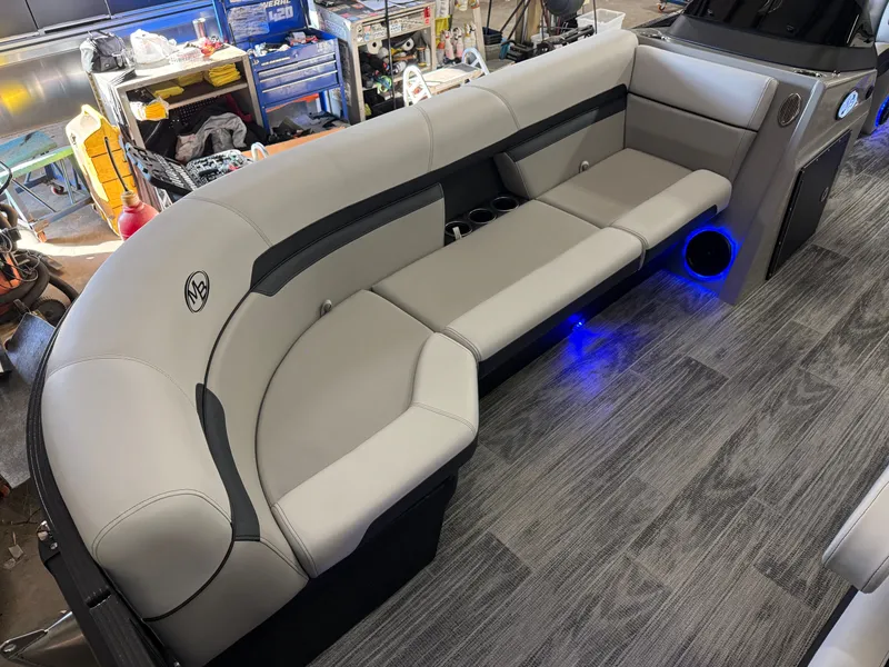 Slide: The Image of Montego Bay 150HP DL Quad Lounge 8522 Tritoon 2026 - 7