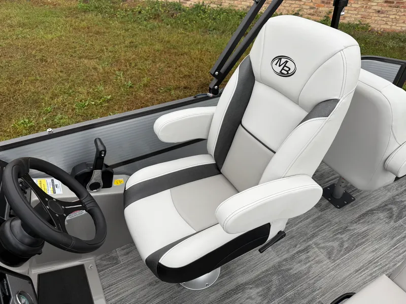 Slide: The Image of Montego Bay 150HP Fish & Cruise 8522 Tritoon 2026 - 13