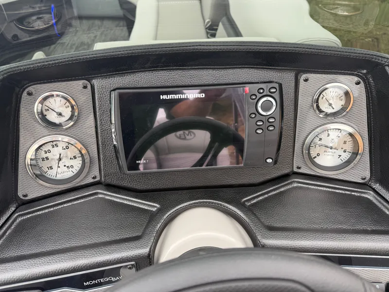 Slide: The Image of Montego Bay 150HP Fish & Cruise 8522 Tritoon 2026 - 16