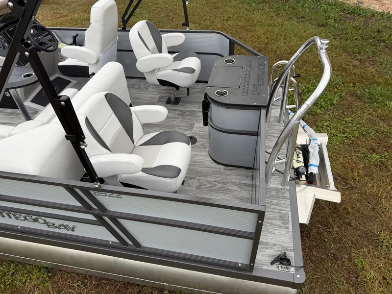 Slide: The Image of Montego Bay 150HP Fish & Cruise 8522 Tritoon 2026 - 4