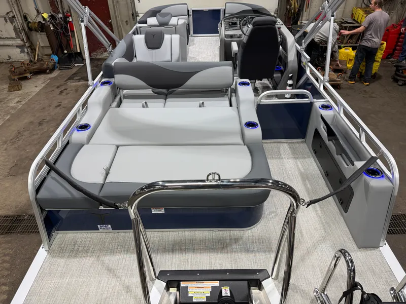 The Image of Tahoe LTZ 200HP VRB 2385 Swingback Tritoon 2026 - 1