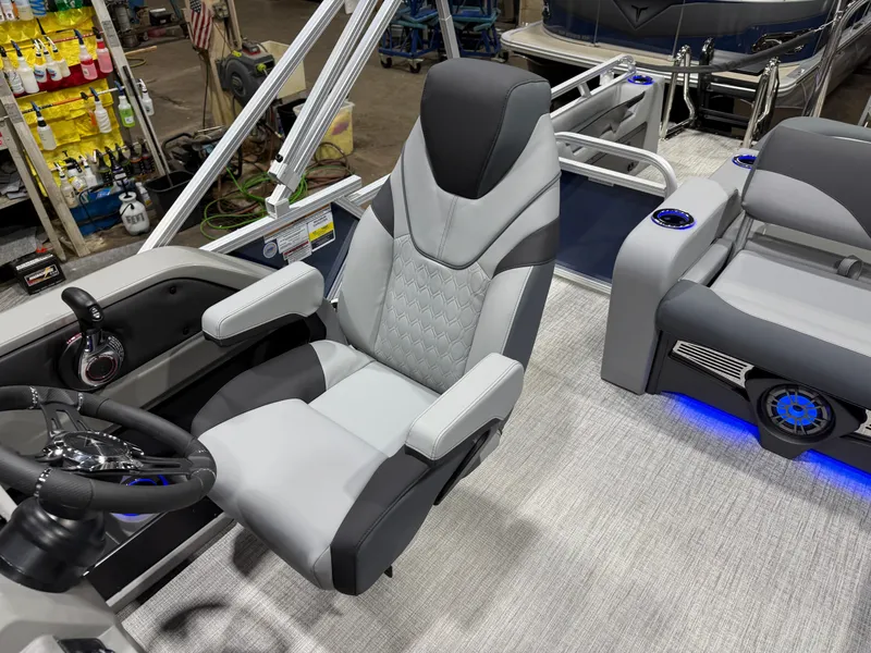 Slide: The Image of Tahoe LTZ 200HP VRB 2385 Swingback Tritoon 2026 - 10