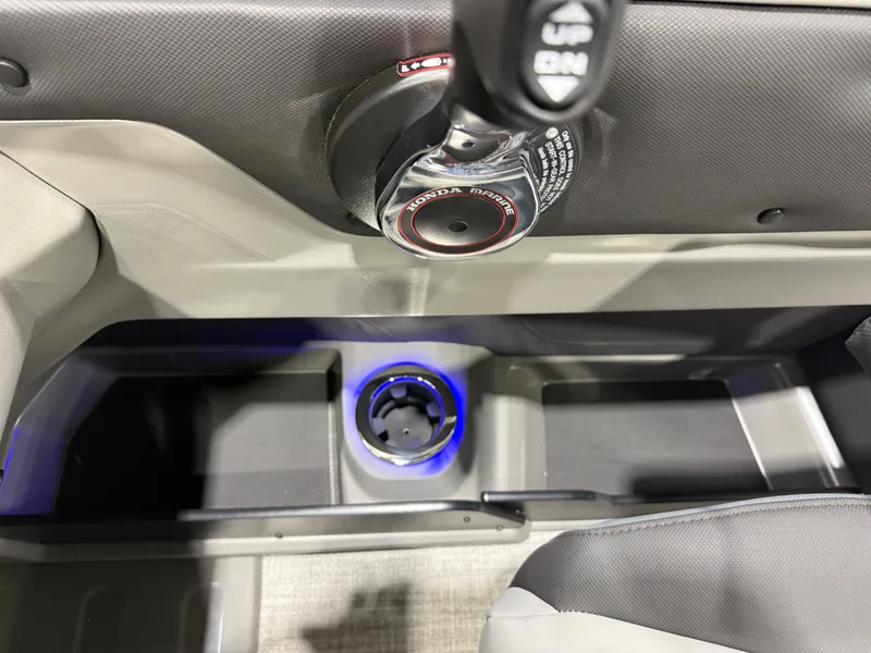 Slide: The Image of Tahoe LTZ 200HP VRB 2385 Swingback Tritoon 2026 - 15