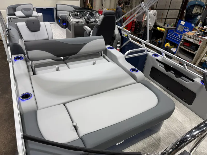 Slide: The Image of Tahoe LTZ 200HP VRB 2385 Swingback Tritoon 2026 - 21