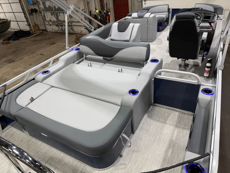 Slide: The Image of Tahoe LTZ 200HP VRB 2385 Swingback Tritoon 2026 - 22