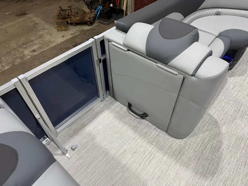 Slide: The Image of Tahoe LTZ 200HP VRB 2385 Swingback Tritoon 2026 - 31