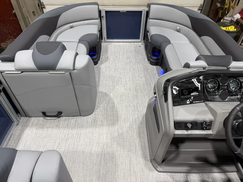 Slide: The Image of Tahoe LTZ 200HP VRB 2385 Swingback Tritoon 2026 - 33