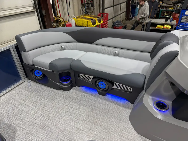 Slide: The Image of Tahoe LTZ 200HP VRB 2385 Swingback Tritoon 2026 - 34