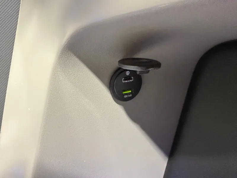 Slide: The Image of Tahoe LTZ 200HP VRB 2385 Swingback Tritoon 2026 - 35