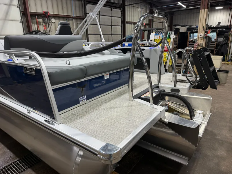 Slide: The Image of Tahoe LTZ 200HP VRB 2385 Swingback Tritoon 2026 - 46