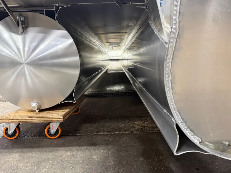 Slide: The Image of Tahoe LTZ 200HP VRB 2385 Swingback Tritoon 2026 - 47