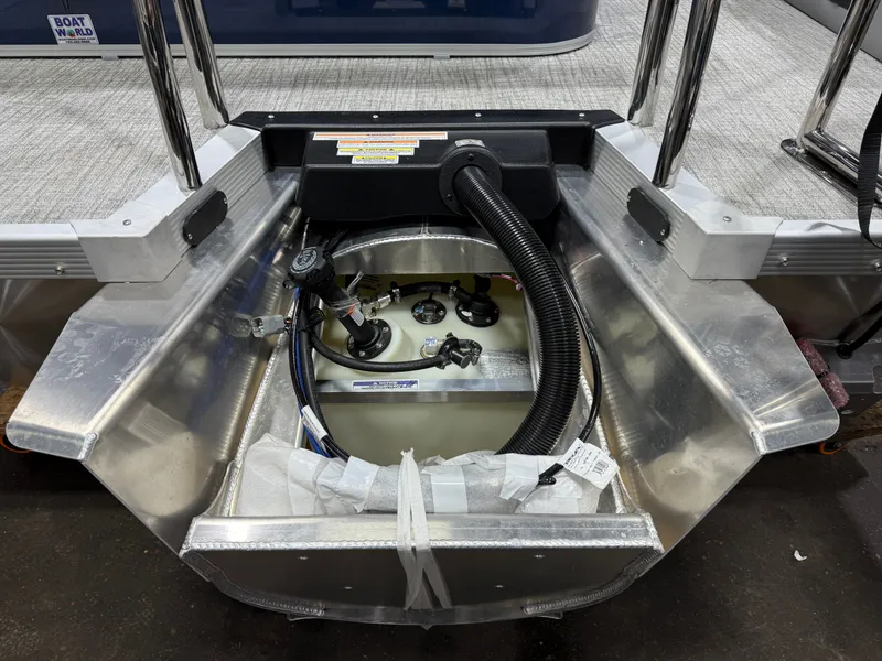 Slide: The Image of Tahoe LTZ 200HP VRB 2385 Swingback Tritoon 2026 - 48