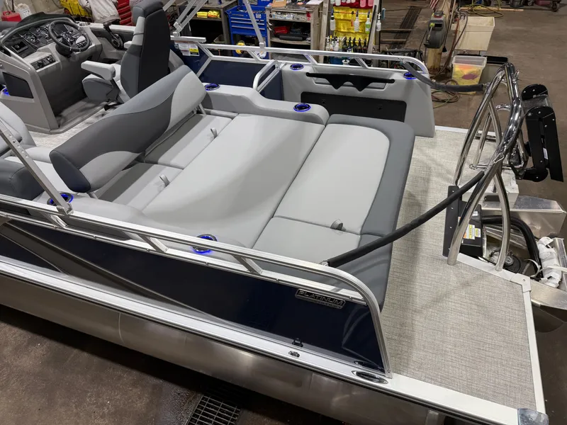 Slide: The Image of Tahoe LTZ 200HP VRB 2385 Swingback Tritoon 2026 - 5