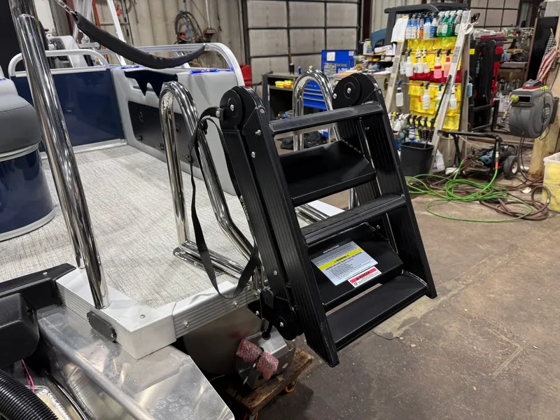 Slide: The Image of Tahoe LTZ 200HP VRB 2385 Swingback Tritoon 2026 - 50