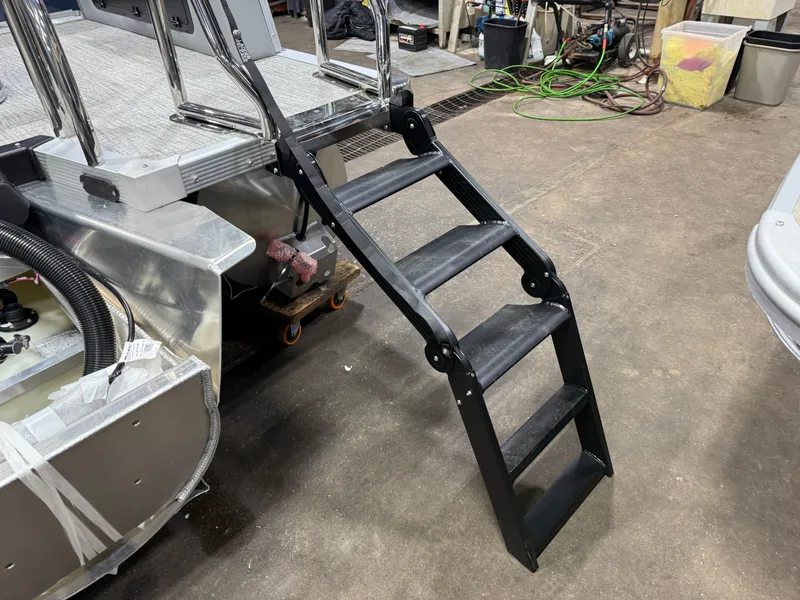 Slide: The Image of Tahoe LTZ 200HP VRB 2385 Swingback Tritoon 2026 - 51