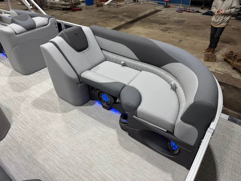 Slide: The Image of Tahoe LTZ 200HP VRB 2385 Swingback Tritoon 2026 - 8