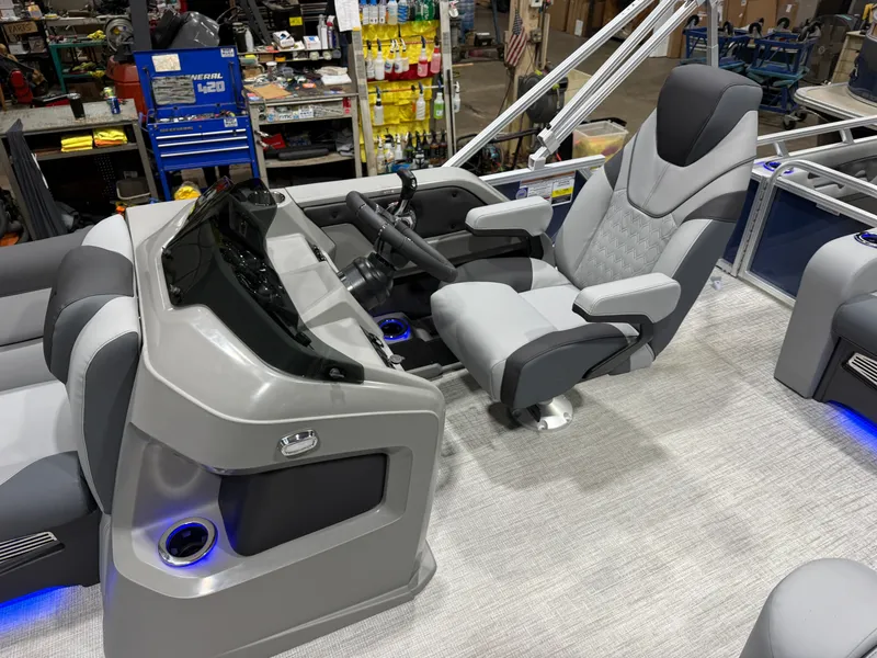 Slide: The Image of Tahoe LTZ 200HP VRB 2385 Swingback Tritoon 2026 - 9