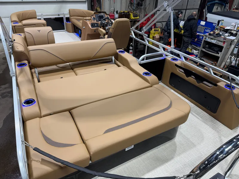 Slide: The Image of Tahoe Sport 200HP VRB 2385 Swingback Tritoon 2026 - 19