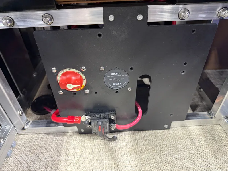 Slide: The Image of Tahoe Sport 200HP VRB 2385 Swingback Tritoon 2026 - 22