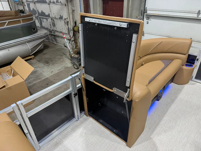 Slide: The Image of Tahoe Sport 200HP VRB 2385 Swingback Tritoon 2026 - 30