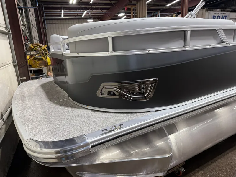 Slide: The Image of Tahoe Sport 200HP VRB 2385 Swingback Tritoon 2026 - 37