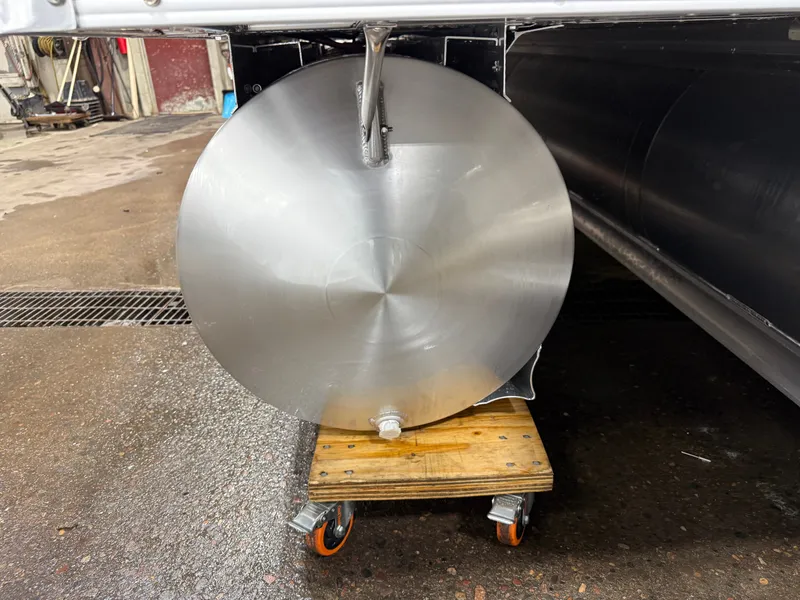 Slide: The Image of Tahoe Sport 200HP VRB 2385 Swingback Tritoon 2026 - 41