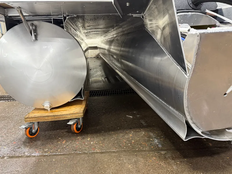 Slide: The Image of Tahoe Sport 200HP VRB 2385 Swingback Tritoon 2026 - 42