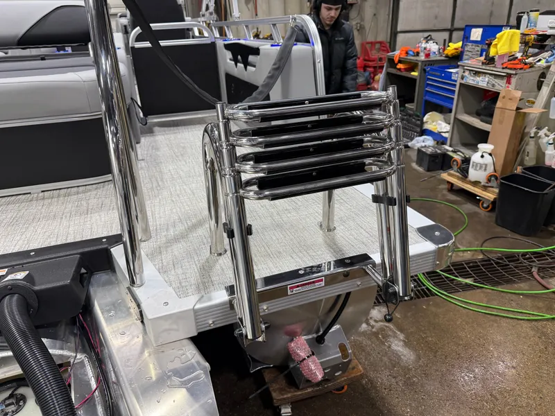 Slide: The Image of Tahoe Sport 200HP VRB 2385 Swingback Tritoon 2026 - 44