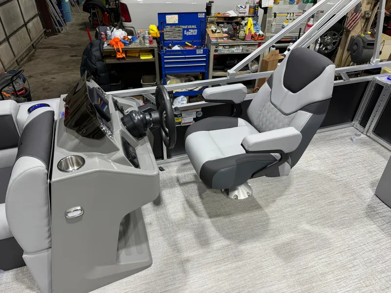 Slide: The Image of Tahoe Sport 200HP VRB 2385 Swingback Tritoon 2026 - 9