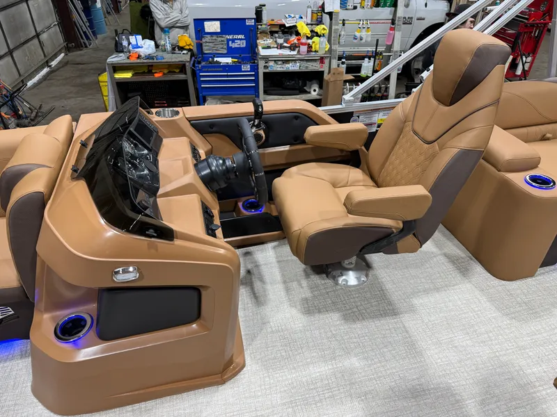 Slide: The Image of Tahoe LTZ 200HP Quad Lounge Shift SS 2385 Tritoon 2026 - 11