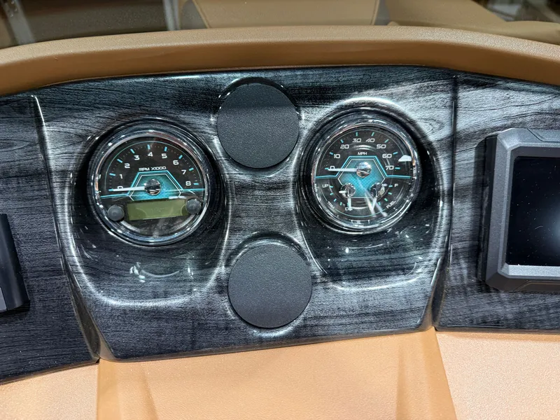 Slide: The Image of Tahoe LTZ 200HP Quad Lounge Shift SS 2385 Tritoon 2026 - 15