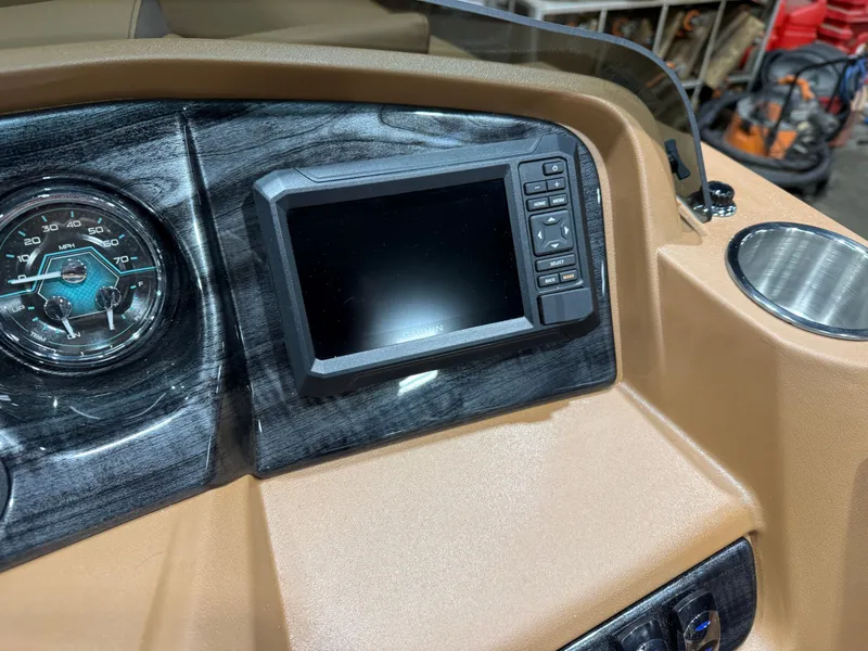 Slide: The Image of Tahoe LTZ 200HP Quad Lounge Shift SS 2385 Tritoon 2026 - 16