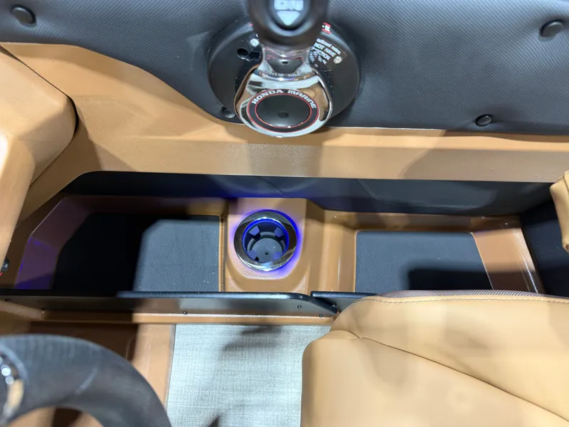 Slide: The Image of Tahoe LTZ 200HP Quad Lounge Shift SS 2385 Tritoon 2026 - 17