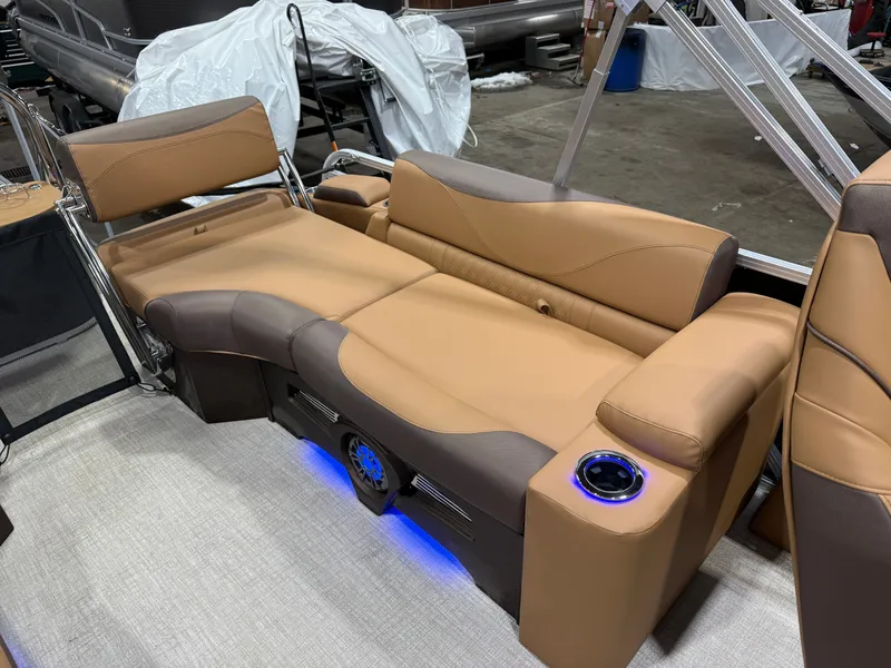 Slide: The Image of Tahoe LTZ 200HP Quad Lounge Shift SS 2385 Tritoon 2026 - 19
