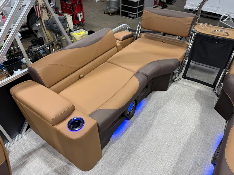 Slide: The Image of Tahoe LTZ 200HP Quad Lounge Shift SS 2385 Tritoon 2026 - 20
