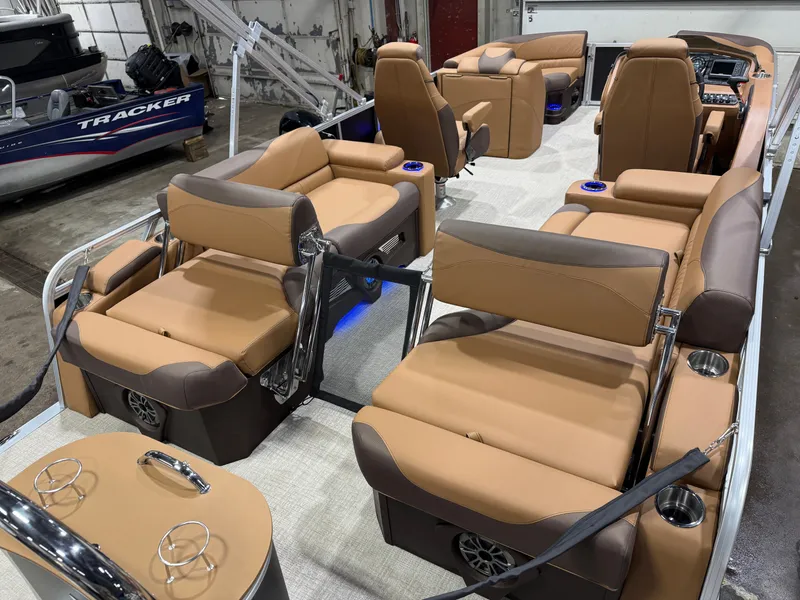 Slide: The Image of Tahoe LTZ 200HP Quad Lounge Shift SS 2385 Tritoon 2026 - 23