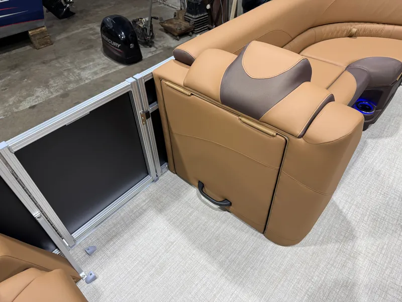 Slide: The Image of Tahoe LTZ 200HP Quad Lounge Shift SS 2385 Tritoon 2026 - 28
