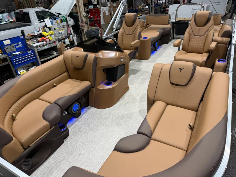Slide: The Image of Tahoe LTZ 200HP Quad Lounge Shift SS 2385 Tritoon 2026 - 34