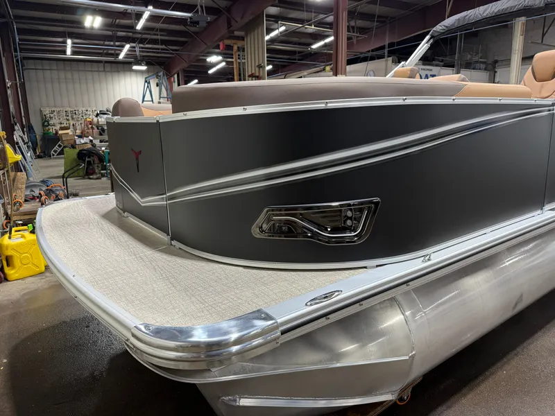Slide: The Image of Tahoe LTZ 200HP Quad Lounge Shift SS 2385 Tritoon 2026 - 39