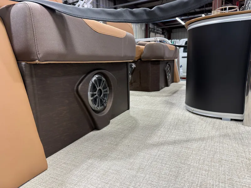 Slide: The Image of Tahoe LTZ 200HP Quad Lounge Shift SS 2385 Tritoon 2026 - 43