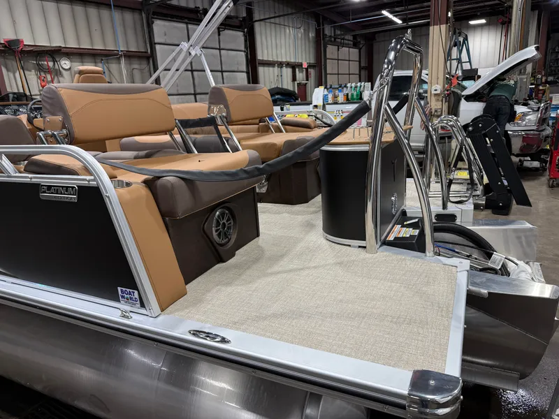 Slide: The Image of Tahoe LTZ 200HP Quad Lounge Shift SS 2385 Tritoon 2026 - 44