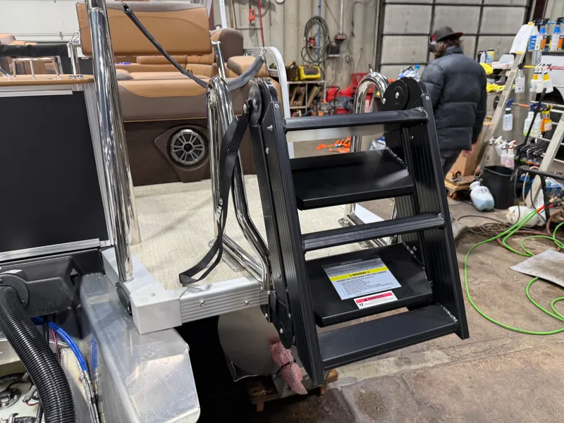 Slide: The Image of Tahoe LTZ 200HP Quad Lounge Shift SS 2385 Tritoon 2026 - 49