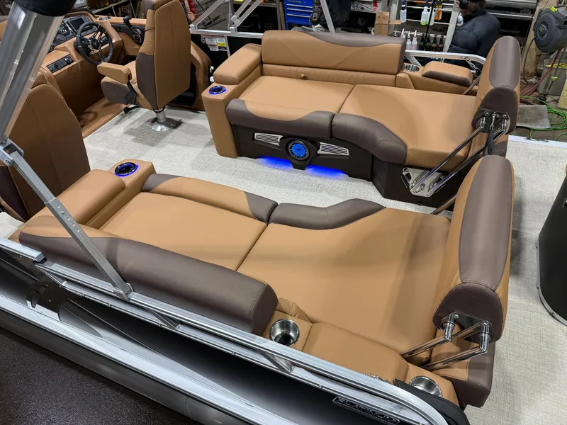 Slide: The Image of Tahoe LTZ 200HP Quad Lounge Shift SS 2385 Tritoon 2026 - 5